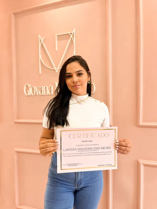 Aluna certificada em extensão de cílios - Curso Giovana Machado 3