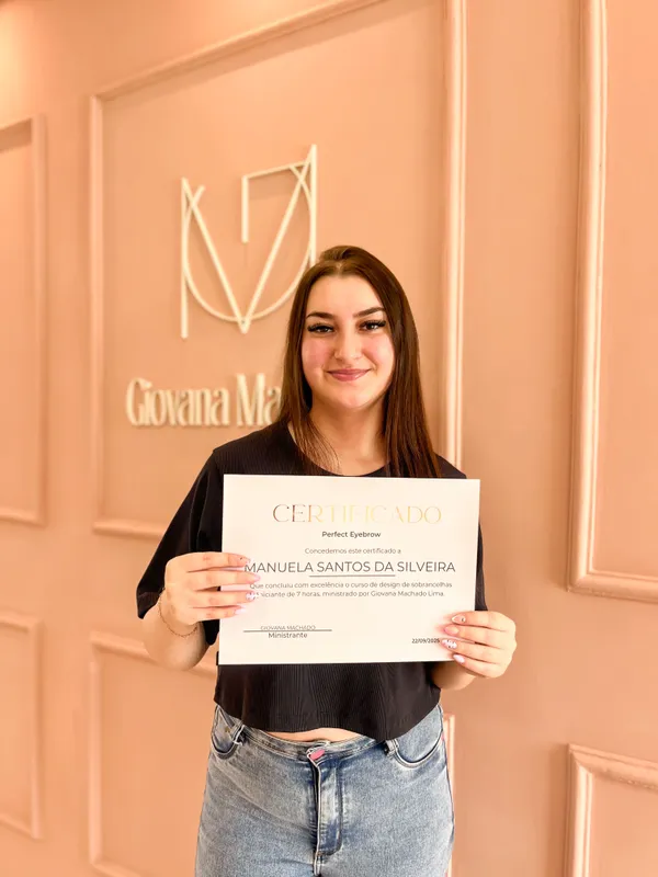 Aluna certificada em extensão de cílios - Curso Giovana Machado 4