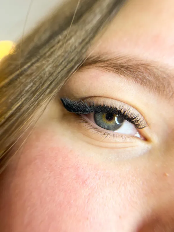 Efeito Delineado - Extensão de Cílios em Gravataí